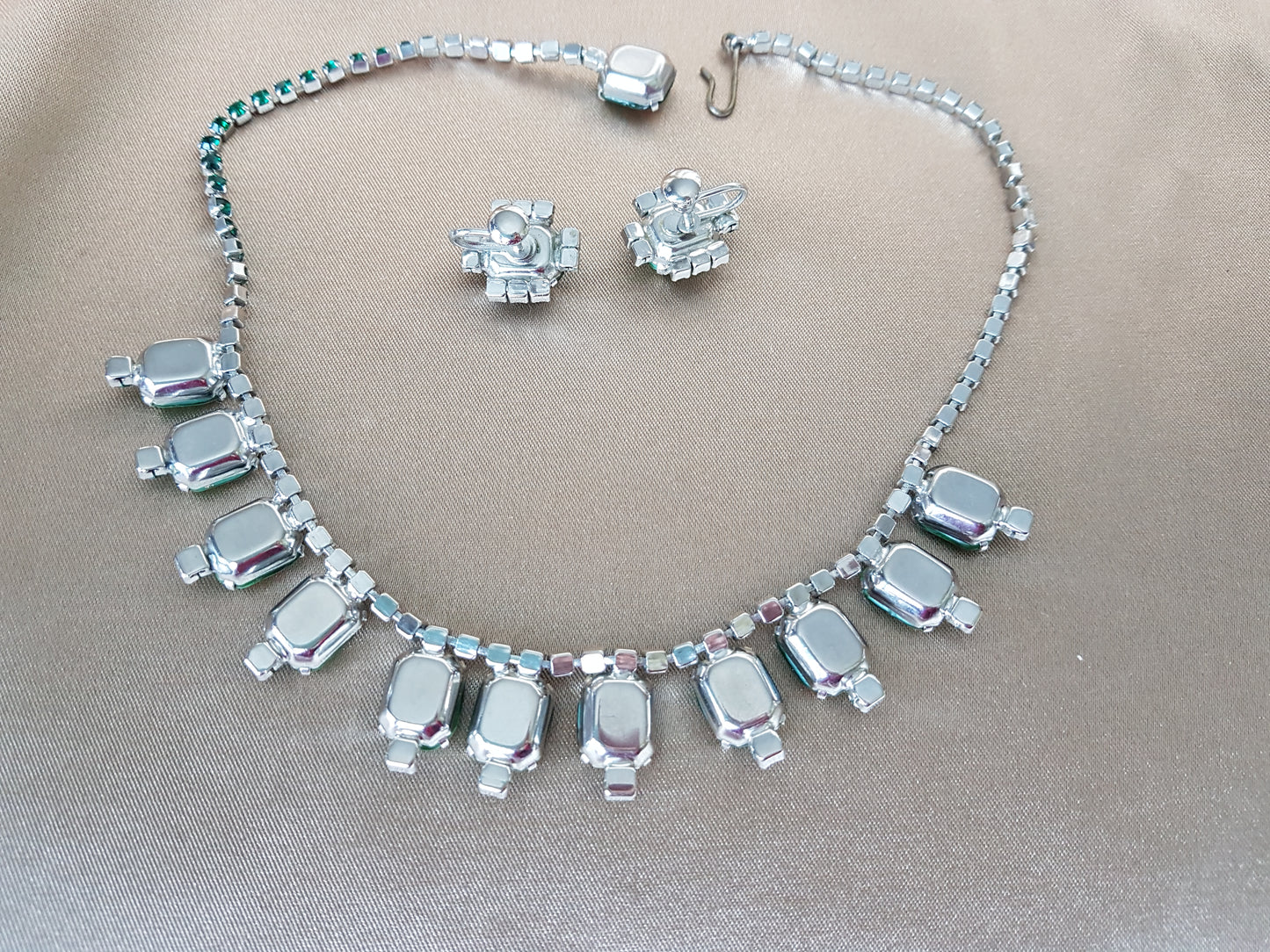 BEAUTIFUL Vintage Art Glass Necklace,Dazzling Green Glass and Gold Stone, Mid Century Necklace and Earrings Set
