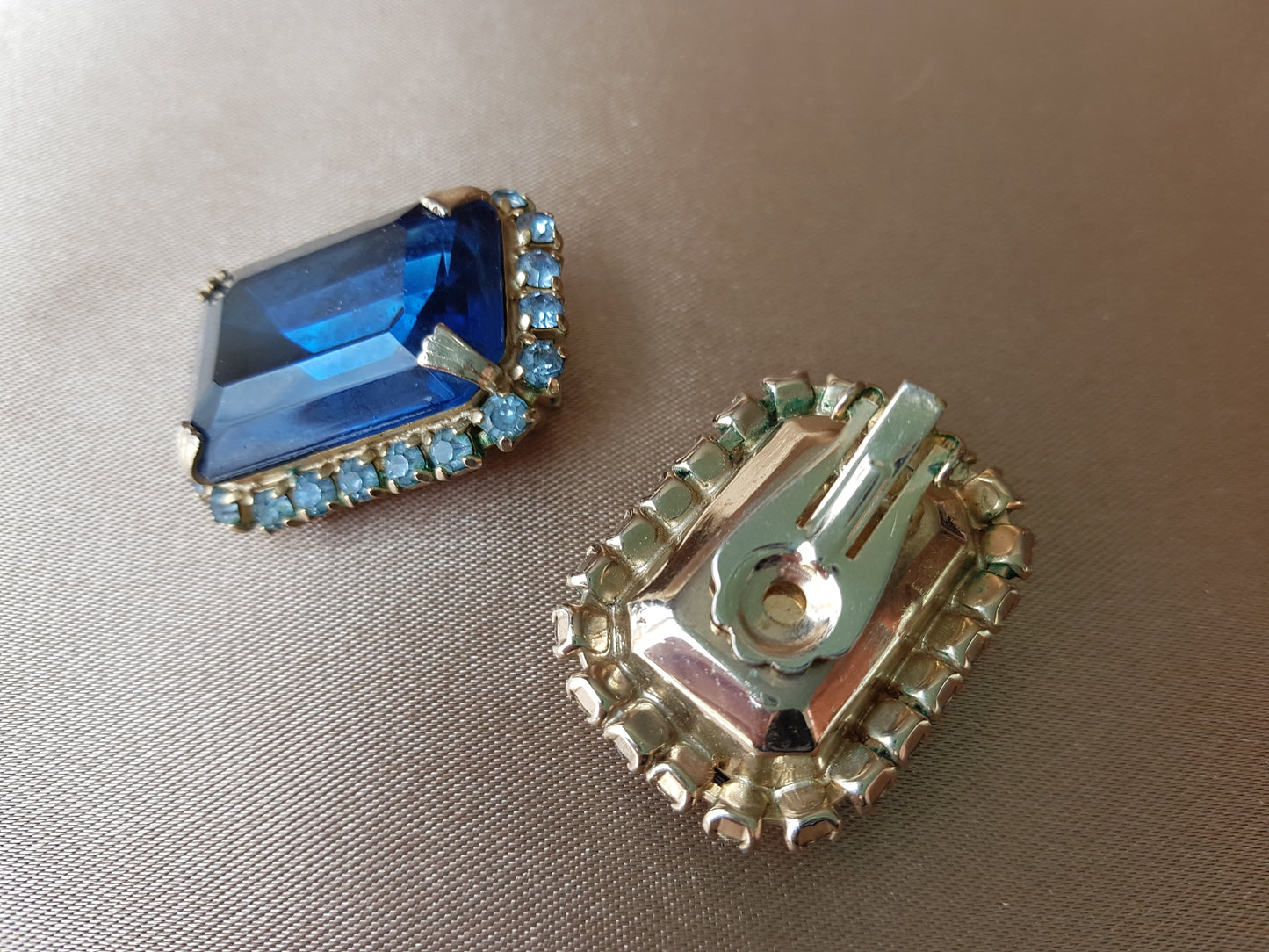 CLASSY Vintage Earrings,Sparkling Blue Glass Earrings,Gold Tone,Clip On Earrings, Faceted Blue Glass with Blue Rhinestones,Mid-Century Jewelry