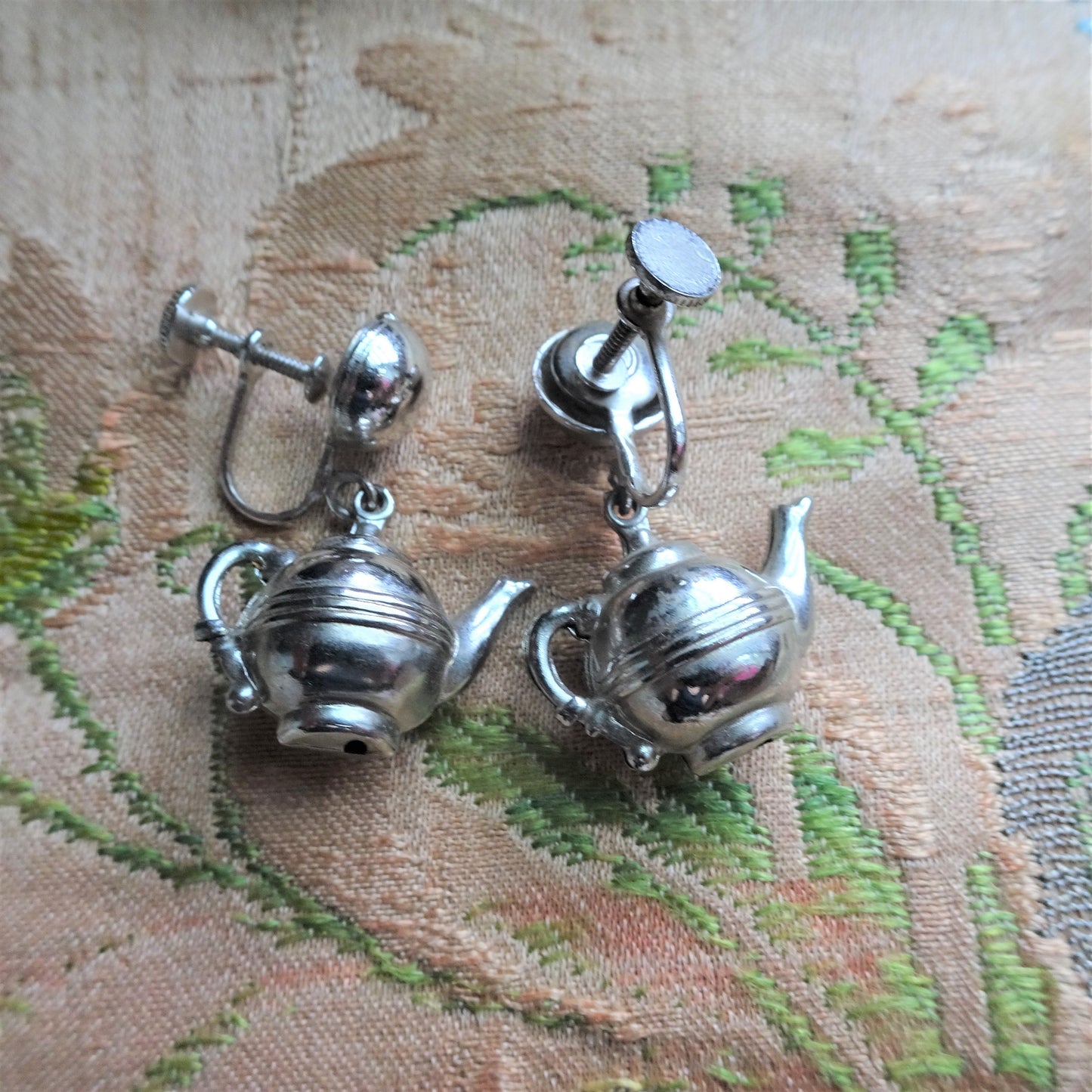 CUTE Vintage Little Silver Teapot Earrings, Teapots, Figural Earrings, Screw Back Earrings, Collectible Vintage Jewelry