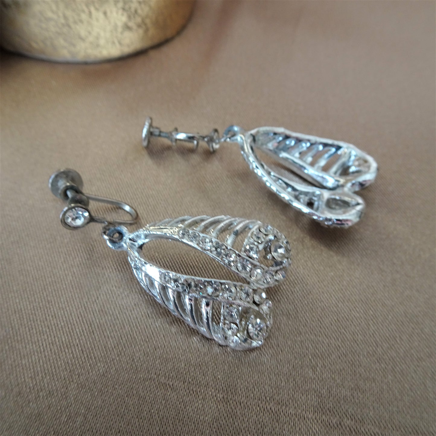 LOVELY Art Deco Sparkling Drop Earrings, Screw Back Earrings, Glittering Glass Earrings, Evening Earrings, Bridal Earrings, Collectible Vintage Jewelry