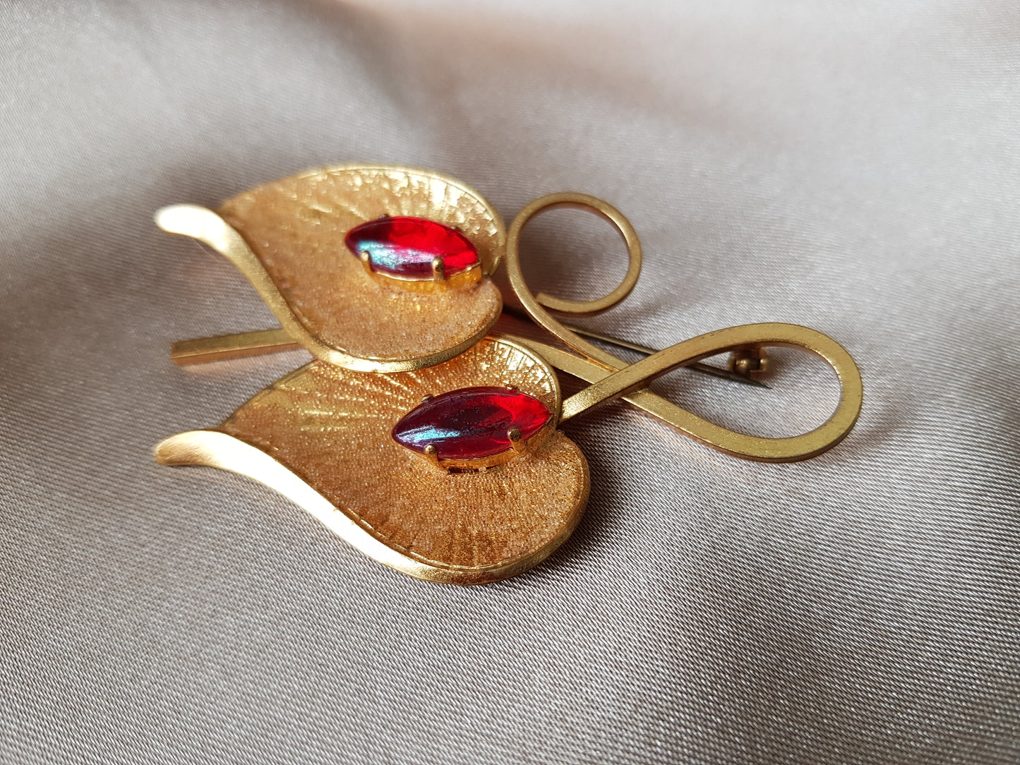 Mid Century Brooch, Gold Tone Metal Pin,Frosted Finish, Iridescent Ruby Red Art Glass Stones, Stunning Design