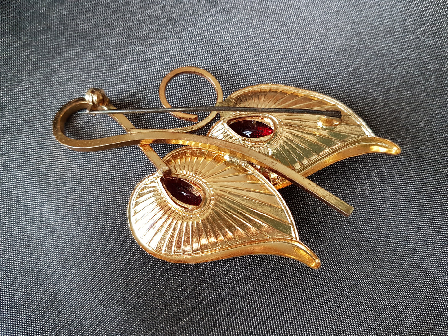 Mid Century Brooch, Gold Tone Metal Pin,Frosted Finish, Iridescent Ruby Red Art Glass Stones, Stunning Design