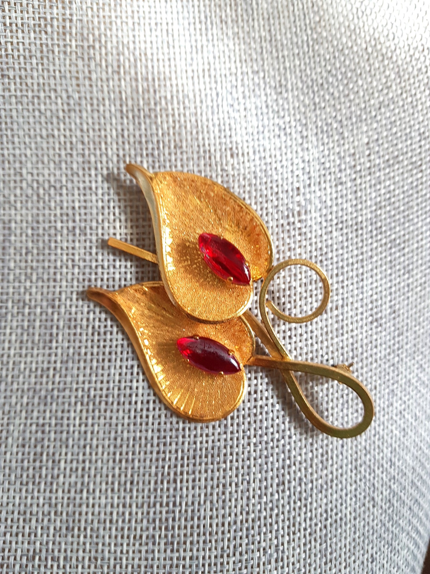 Mid Century Brooch, Gold Tone Metal Pin,Frosted Finish, Iridescent Ruby Red Art Glass Stones, Stunning Design