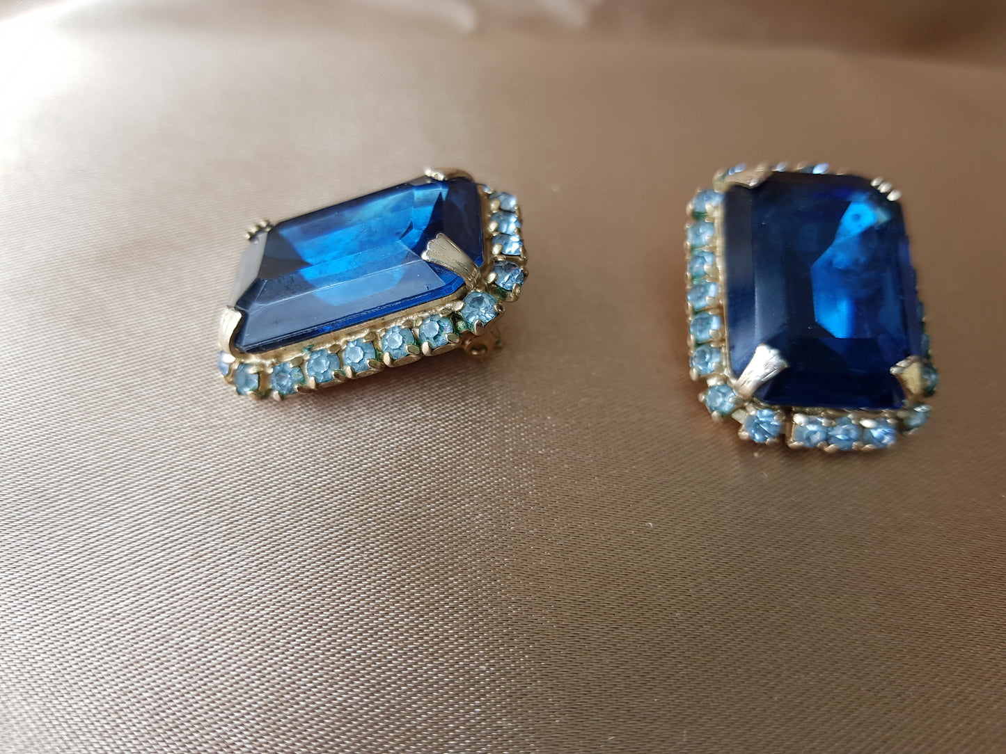CLASSY Vintage Earrings,Sparkling Blue Glass Earrings,Gold Tone,Clip On Earrings, Faceted Blue Glass with Blue Rhinestones,Mid-Century Jewelry