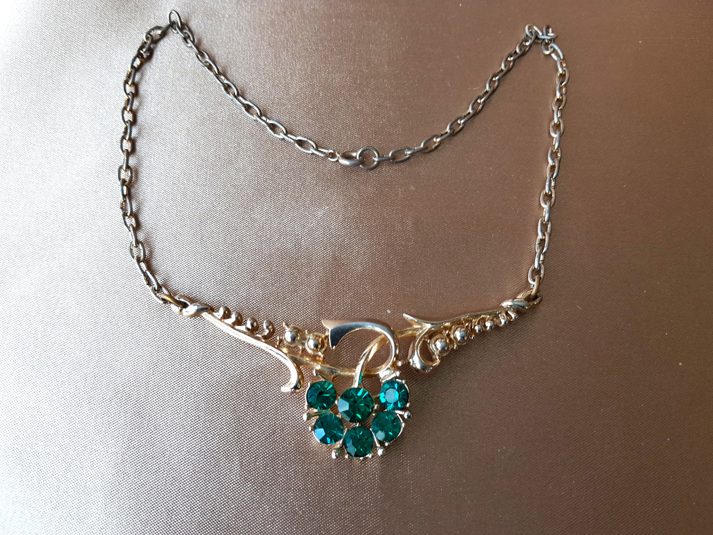 BEAUTIFUL 1950s CORO Emerald Green Glass Rhinestones Necklace, Unique Design, Gold Tone Metal Necklace, Mid Century Jewelry