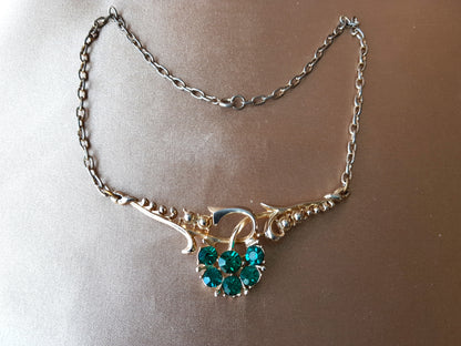 BEAUTIFUL 1950s CORO Emerald Green Glass Rhinestones Necklace, Unique Design, Gold Tone Metal Necklace, Mid Century Jewelry
