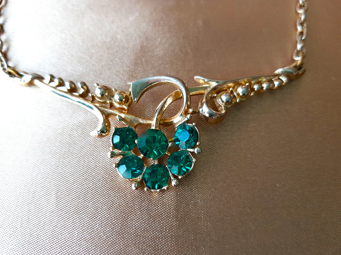 BEAUTIFUL 1950s CORO Emerald Green Glass Rhinestones Necklace, Unique Design, Gold Tone Metal Necklace, Mid Century Jewelry