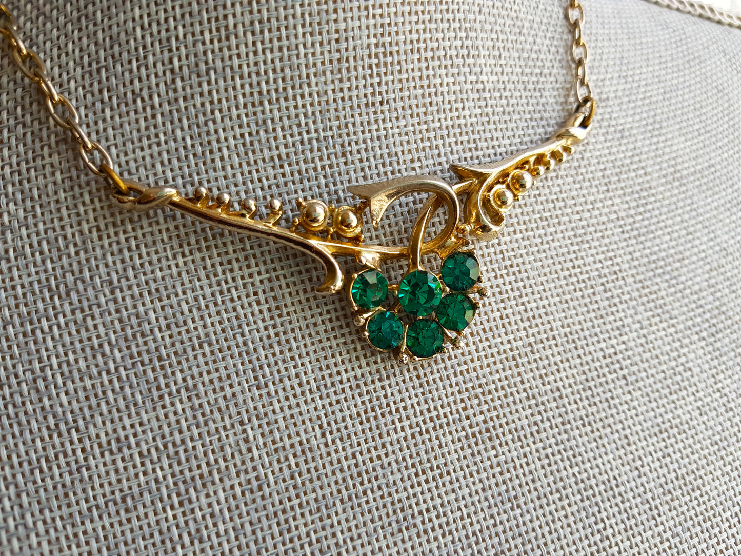 BEAUTIFUL 1950s CORO Emerald Green Glass Rhinestones Necklace, Unique Design, Gold Tone Metal Necklace, Mid Century Jewelry
