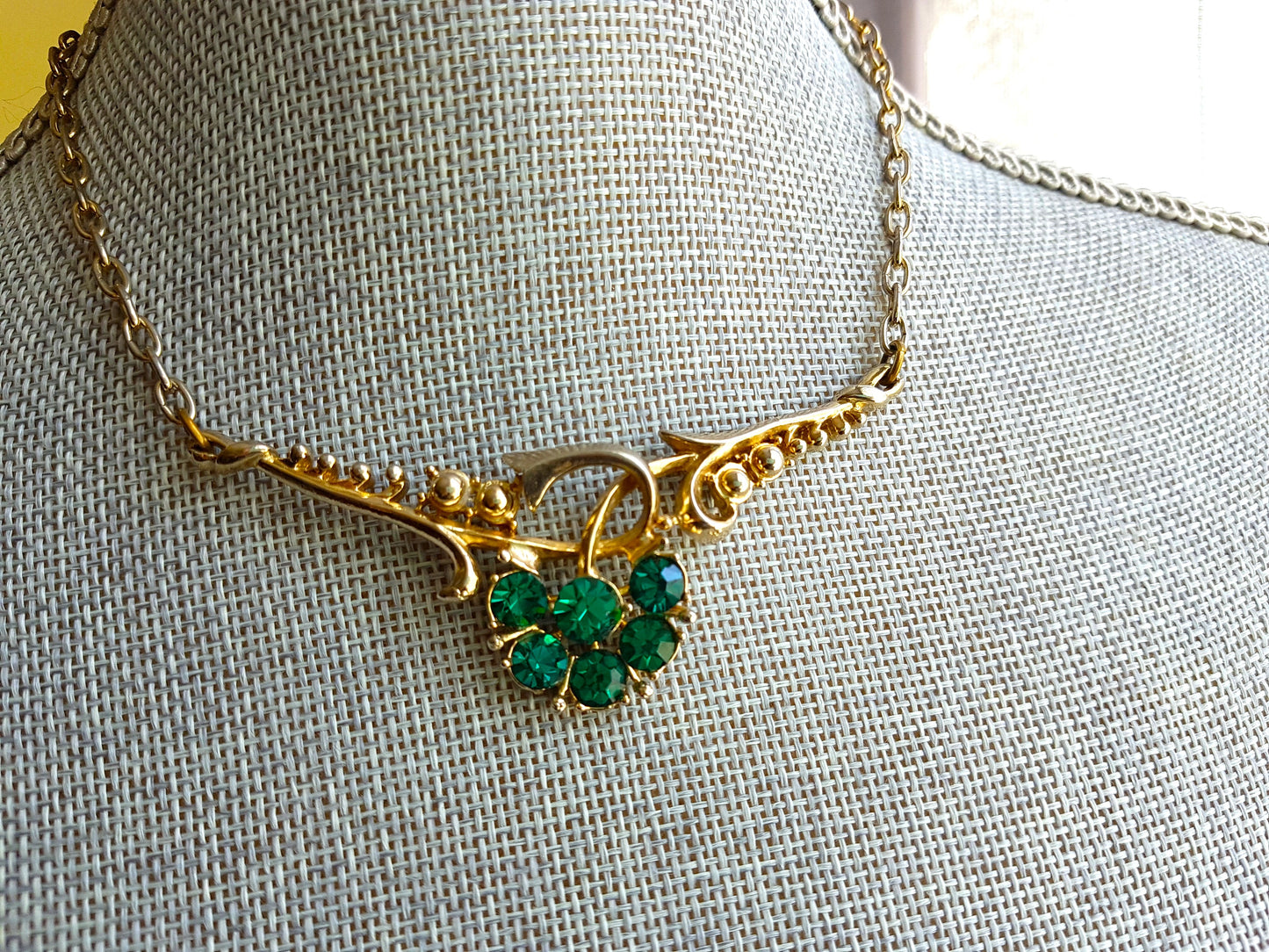 BEAUTIFUL 1950s CORO Emerald Green Glass Rhinestones Necklace, Unique Design, Gold Tone Metal Necklace, Mid Century Jewelry
