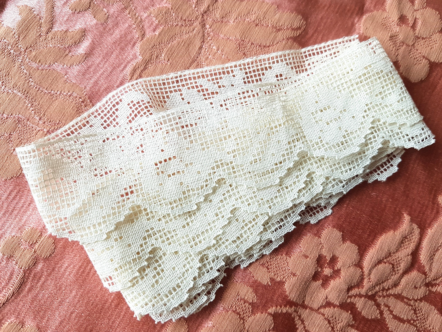 Lovely VINTAGE LACE Trim, Creamy Off White Fine Filet Lace, Very Pretty Floral Pattern, Heirloom Sewing, Fine Crafts, Collectible Vintage Lace