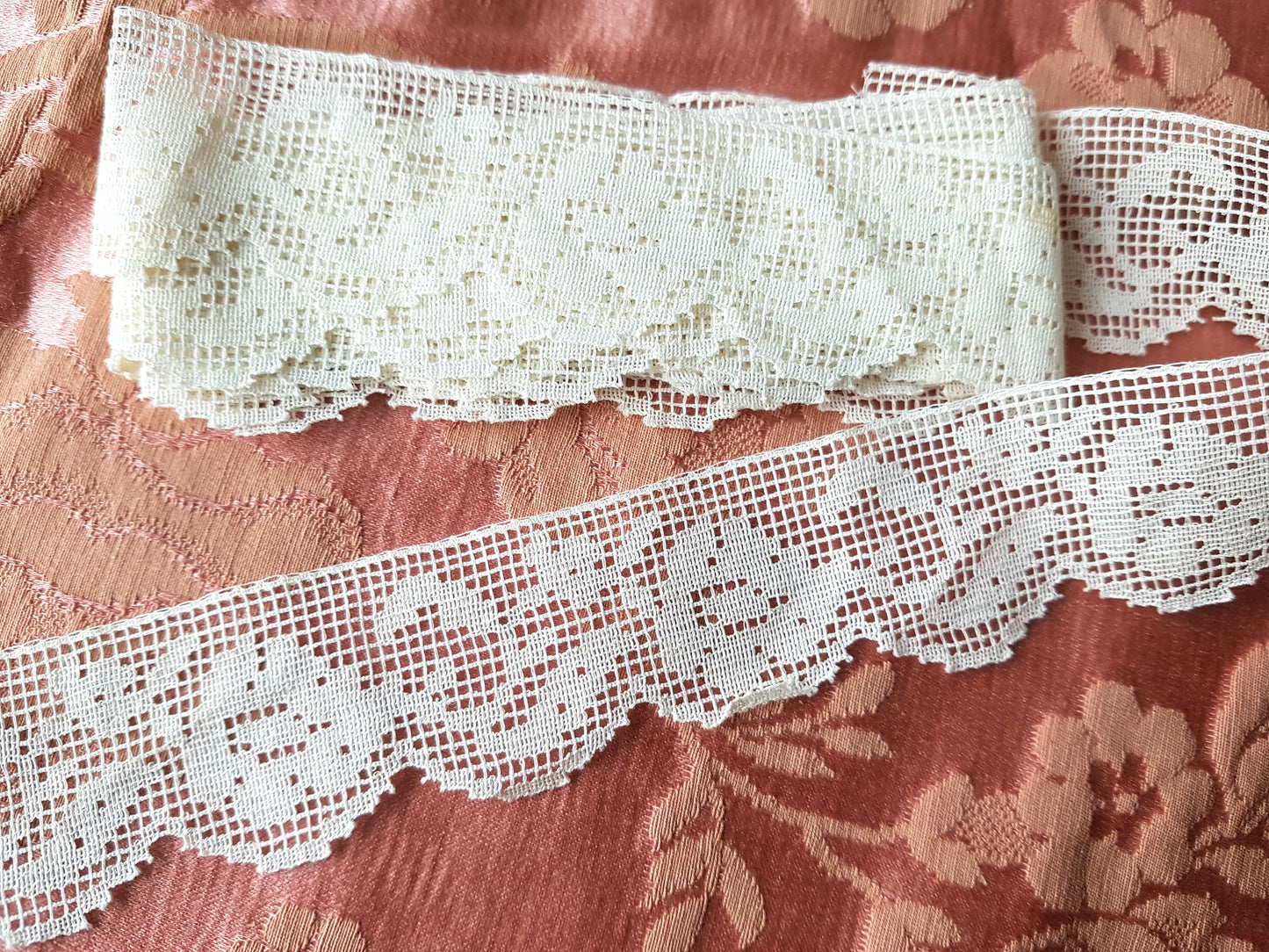 Lovely VINTAGE LACE Trim, Creamy Off White Fine Filet Lace, Very Pretty Floral Pattern, Heirloom Sewing, Fine Crafts, Collectible Vintage Lace