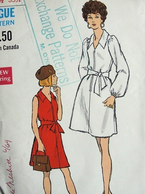 1960s  A LINE DRESS PATTERN FRONT ZIPPER, V NECKLINE VOGUE PATTERNS 7547