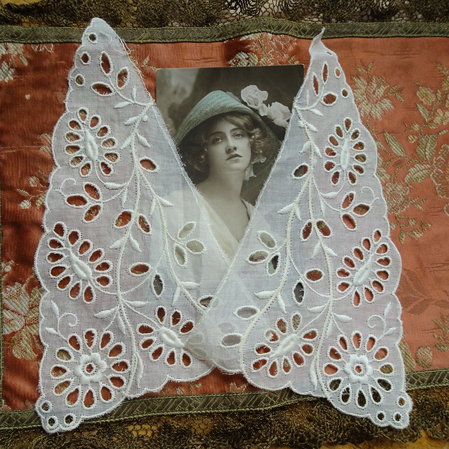 LOVELY Vintage Lace Collar, Beautifully Embroidered, Swiss Embroidery, Lovely Openwork Design, Collectible Vintage Collars