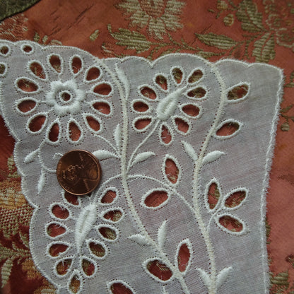 LOVELY Vintage Lace Collar, Beautifully Embroidered, Swiss Embroidery, Lovely Openwork Design, Collectible Vintage Collars