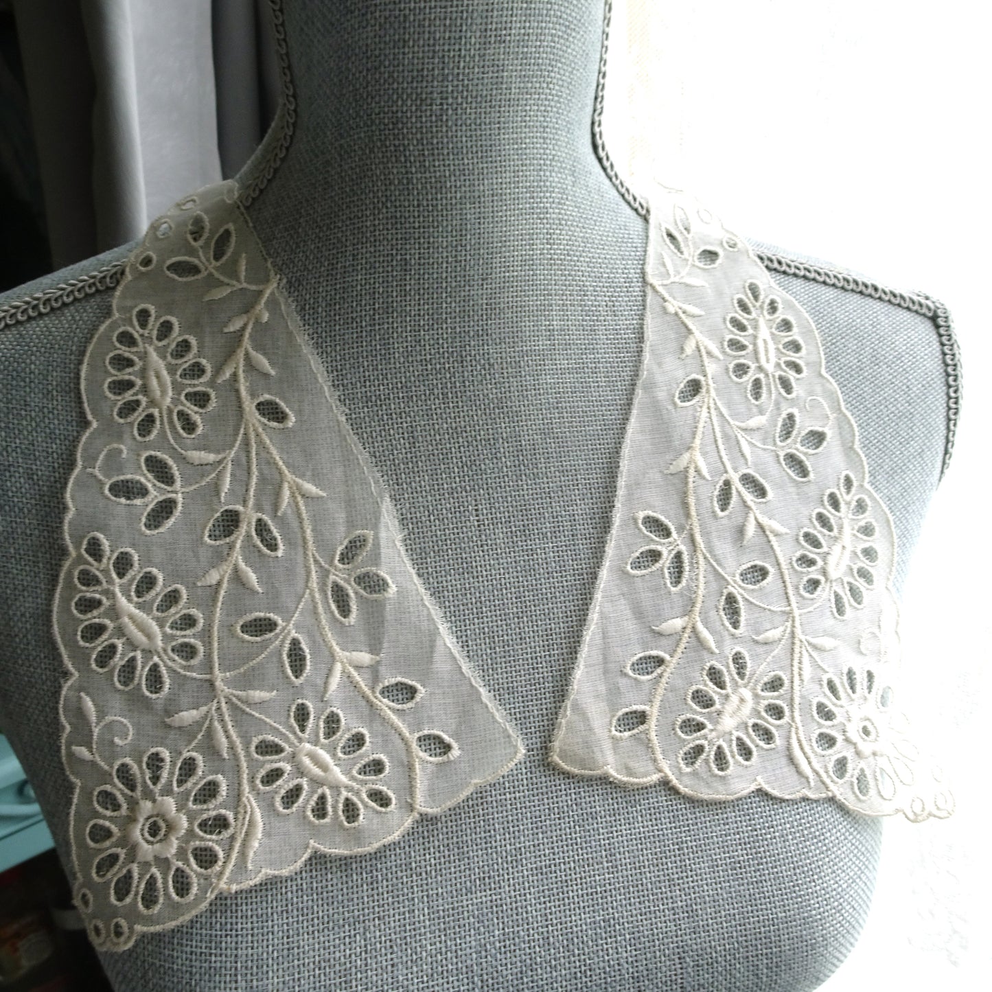 LOVELY Vintage Lace Collar, Beautifully Embroidered, Swiss Embroidery, Lovely Openwork Design, Collectible Vintage Collars