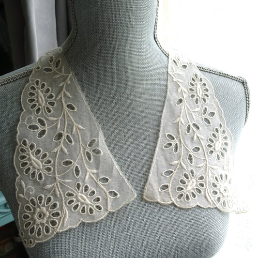 LOVELY Vintage Lace Collar, Beautifully Embroidered, Swiss Embroidery, Lovely Openwork Design, Collectible Vintage Collars