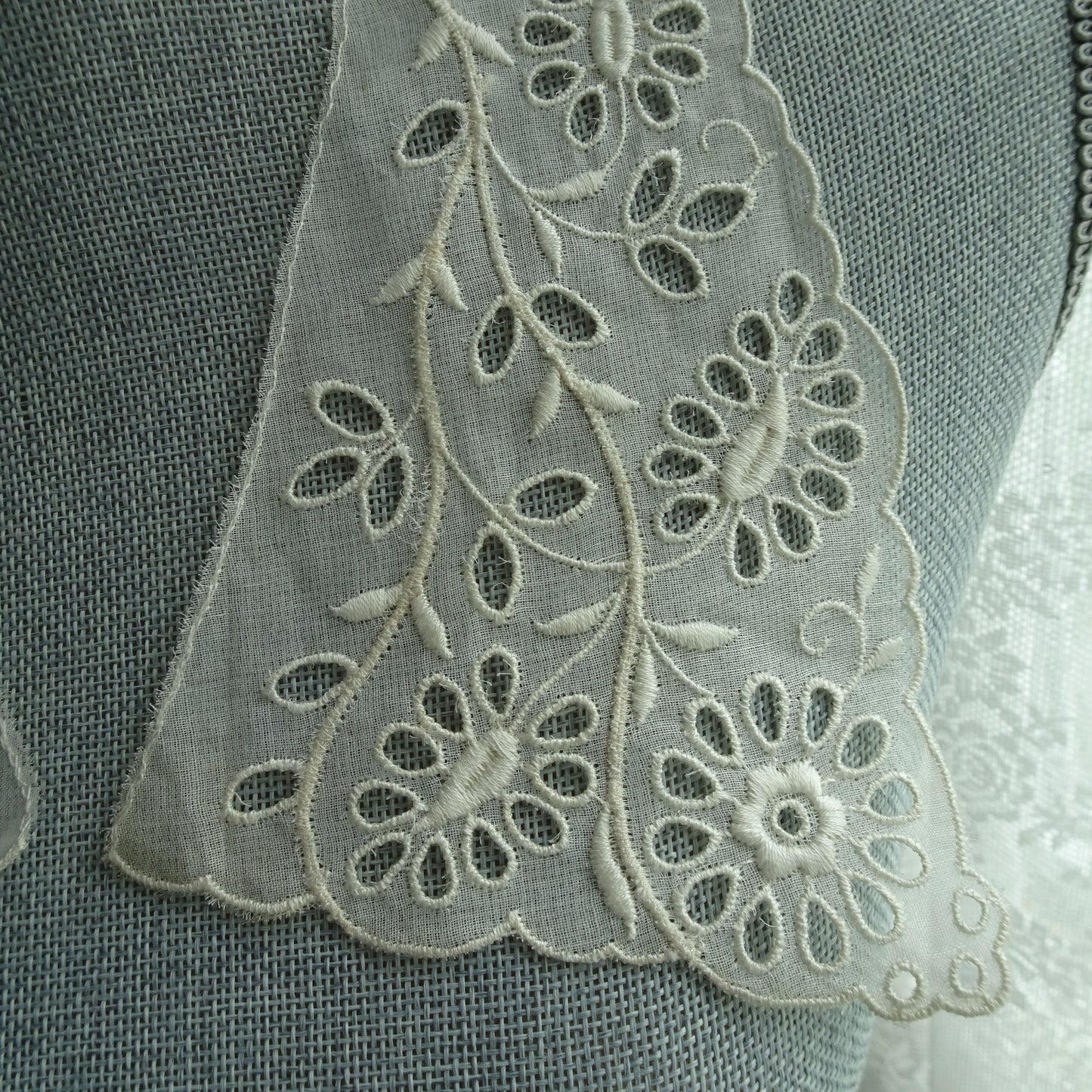 LOVELY Vintage Lace Collar, Beautifully Embroidered, Swiss Embroidery, Lovely Openwork Design, Collectible Vintage Collars