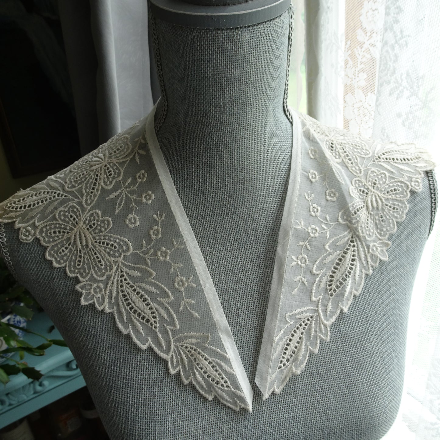 BEAUTIFUL Vintage Collar, Exceptional Embroidered Collar, Swiss Embroidery,Lovely Openwork Design, Collectible Vintage Collars