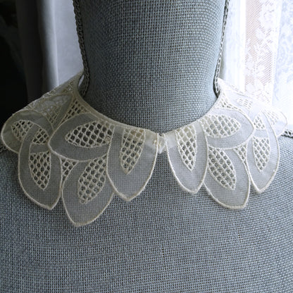 LOVELY Vintage Art Deco Collar, Beautifully Embroidered, Swiss Embroidery, Lovely Openwork Design, Collectible Vintage Collars