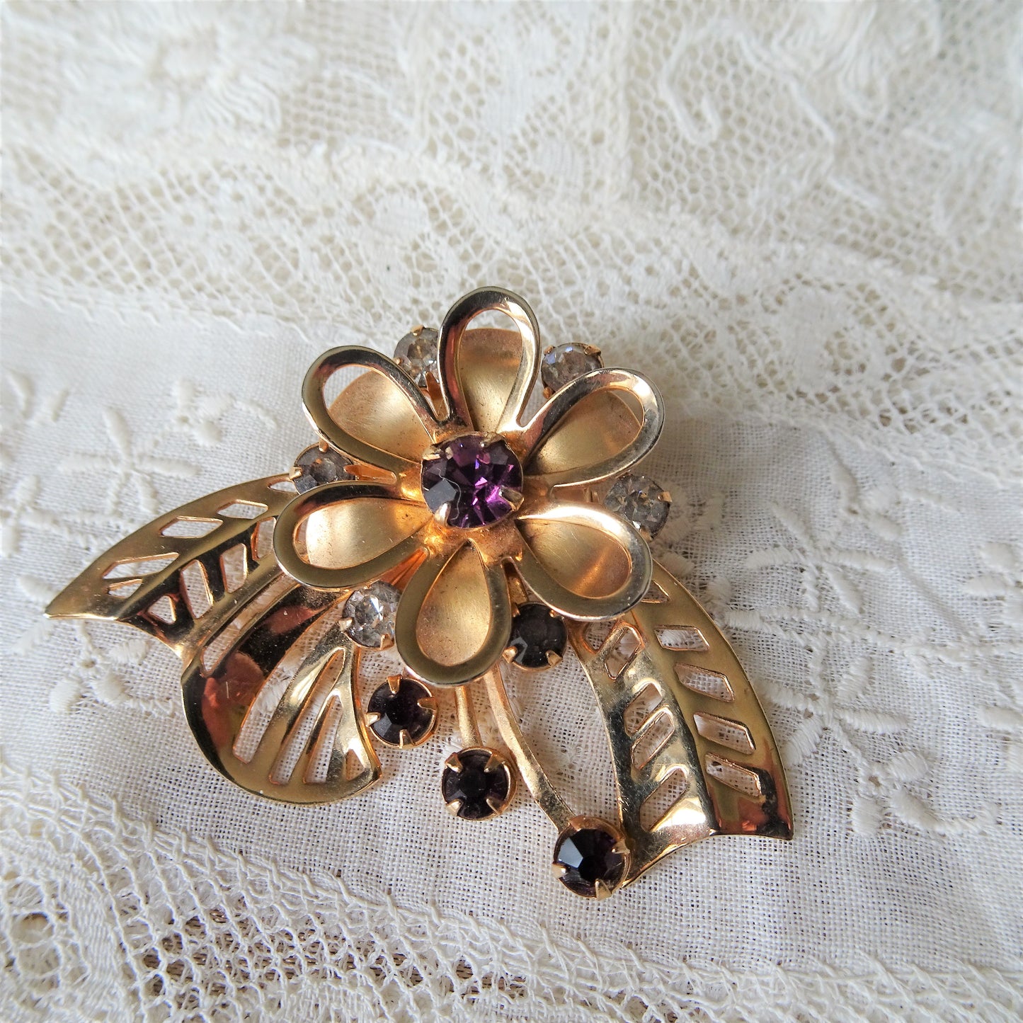PRETTY Vintage Floral Brooch, Glass Stones and Openwork Gold Tone Metal, Mid Century, Collectible Vintage Jewelry