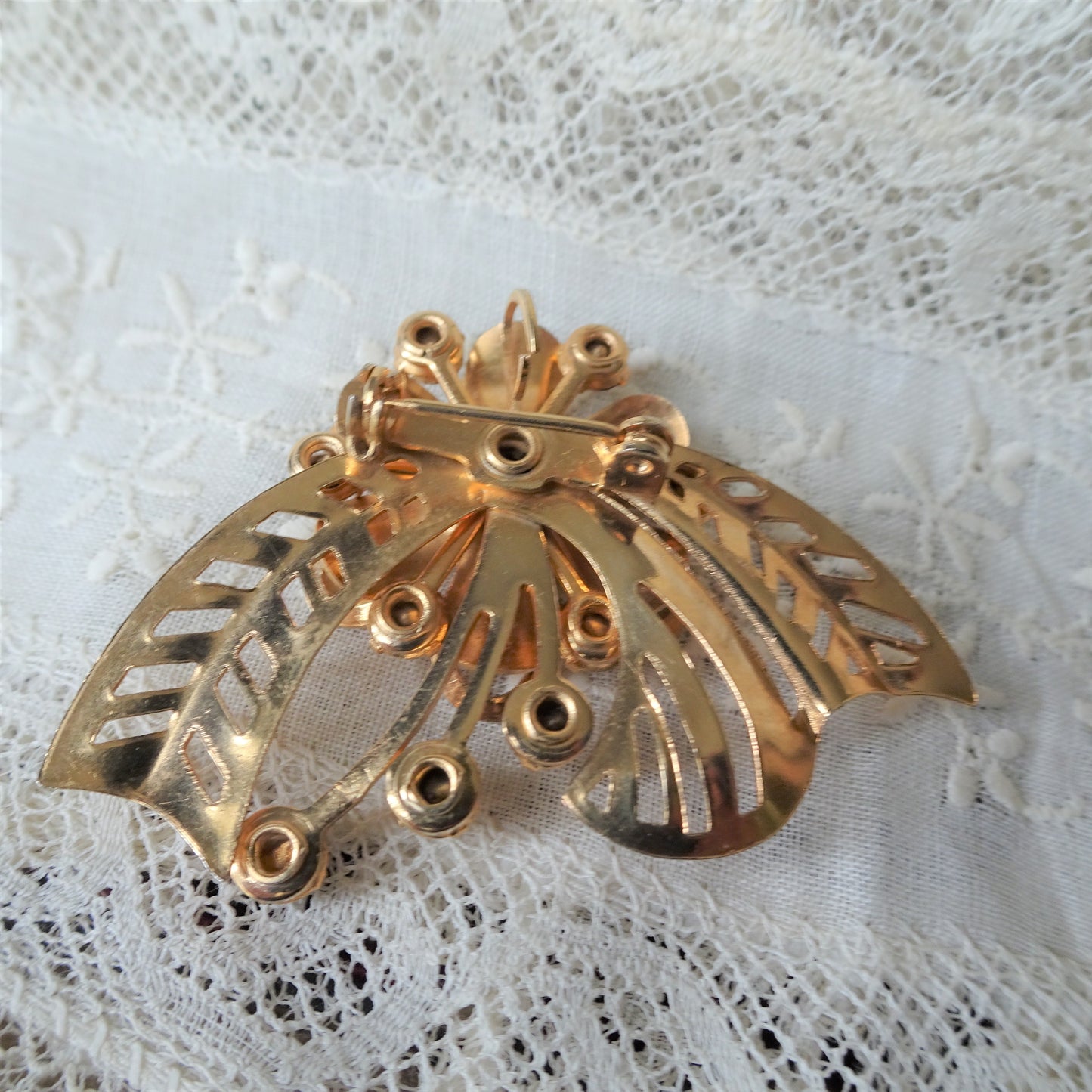 PRETTY Vintage Floral Brooch, Glass Stones and Openwork Gold Tone Metal, Mid Century, Collectible Vintage Jewelry