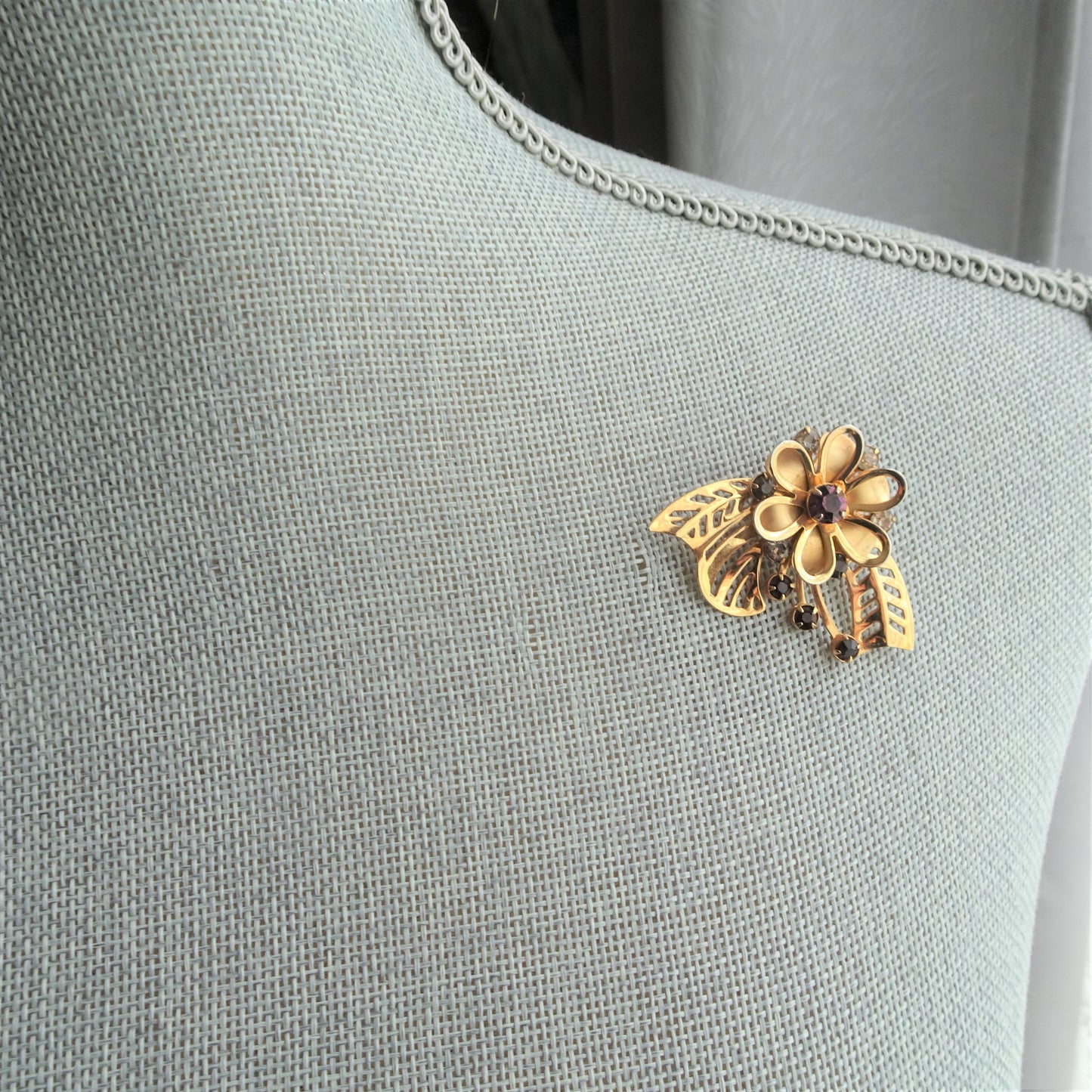 PRETTY Vintage Floral Brooch, Glass Stones and Openwork Gold Tone Metal, Mid Century, Collectible Vintage Jewelry