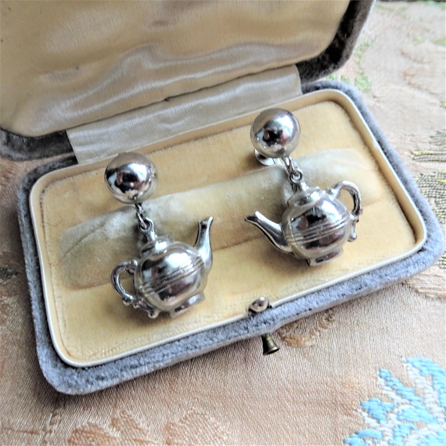 CUTE Vintage Little Silver Teapot Earrings, Teapots, Figural Earrings, Screw Back Earrings, Collectible Vintage Jewelry