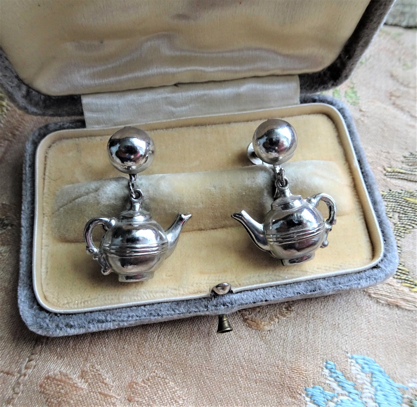 CUTE Vintage Little Silver Teapot Earrings, Teapots, Figural Earrings, Screw Back Earrings, Collectible Vintage Jewelry