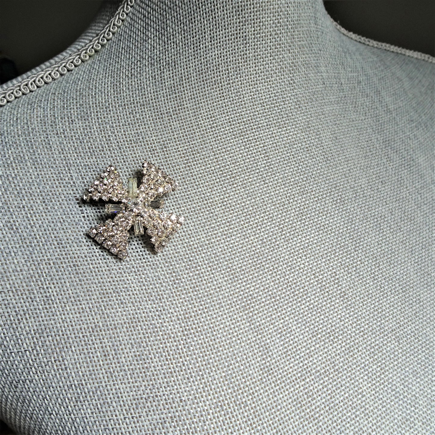 SPARKLING Vintage Maltese Cross Brooch, Beautiful Glittering Glass Stones, Collectible Vintage Jewelry