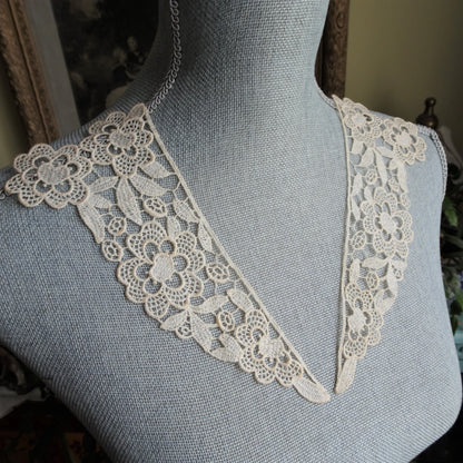 LOVELY Vintage Lace Ladies Collar, Never Used, Perfect For Heirloom Sewing, Bridal Wedding Lace, Collectible Vintage Lace