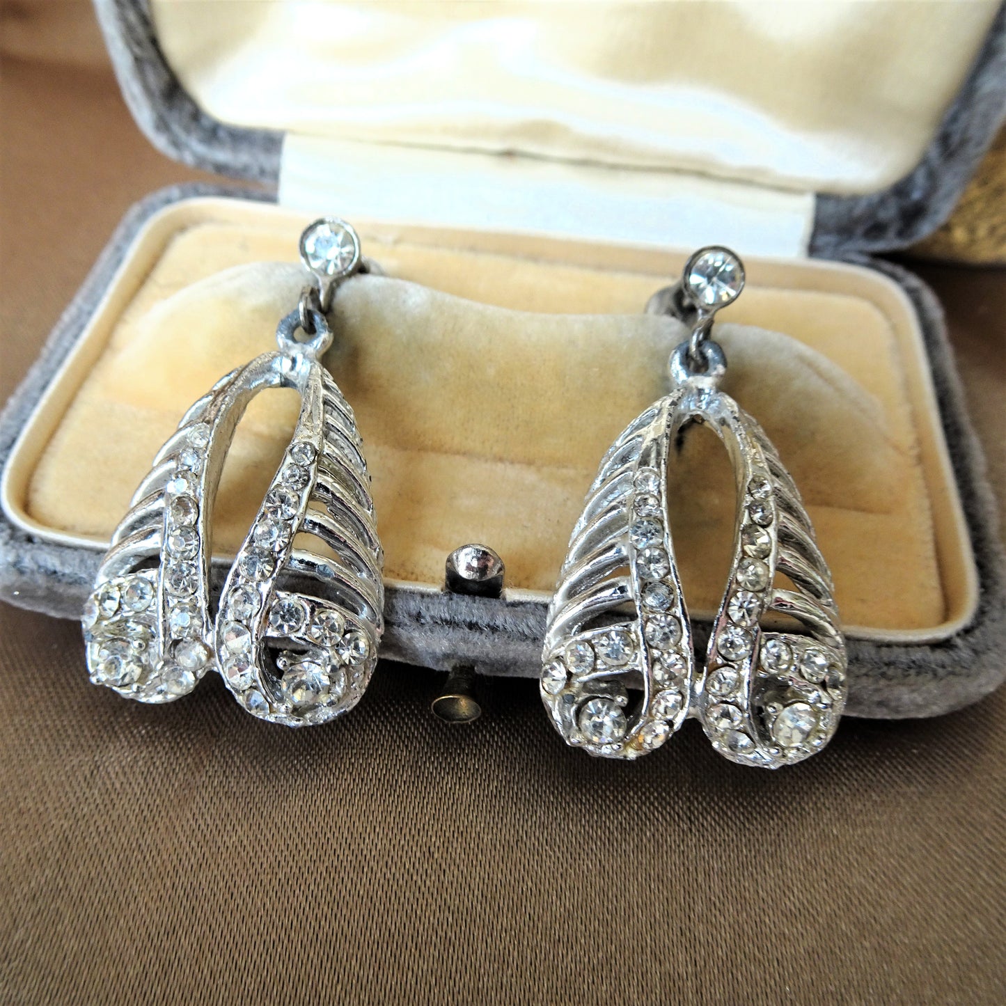 LOVELY Art Deco Sparkling Drop Earrings, Screw Back Earrings, Glittering Glass Earrings, Evening Earrings, Bridal Earrings, Collectible Vintage Jewelry