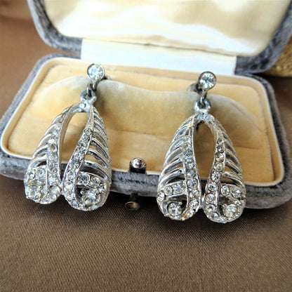 LOVELY Art Deco Sparkling Drop Earrings, Screw Back Earrings, Glittering Glass Earrings, Evening Earrings, Bridal Earrings, Collectible Vintage Jewelry