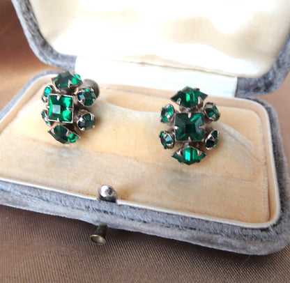 SPARKLING Vintage Glass Earrings, Emerald Green Glass Screw Back Earrings, Silver Tone Metal Earrings, Collectible Vintage Jewelry