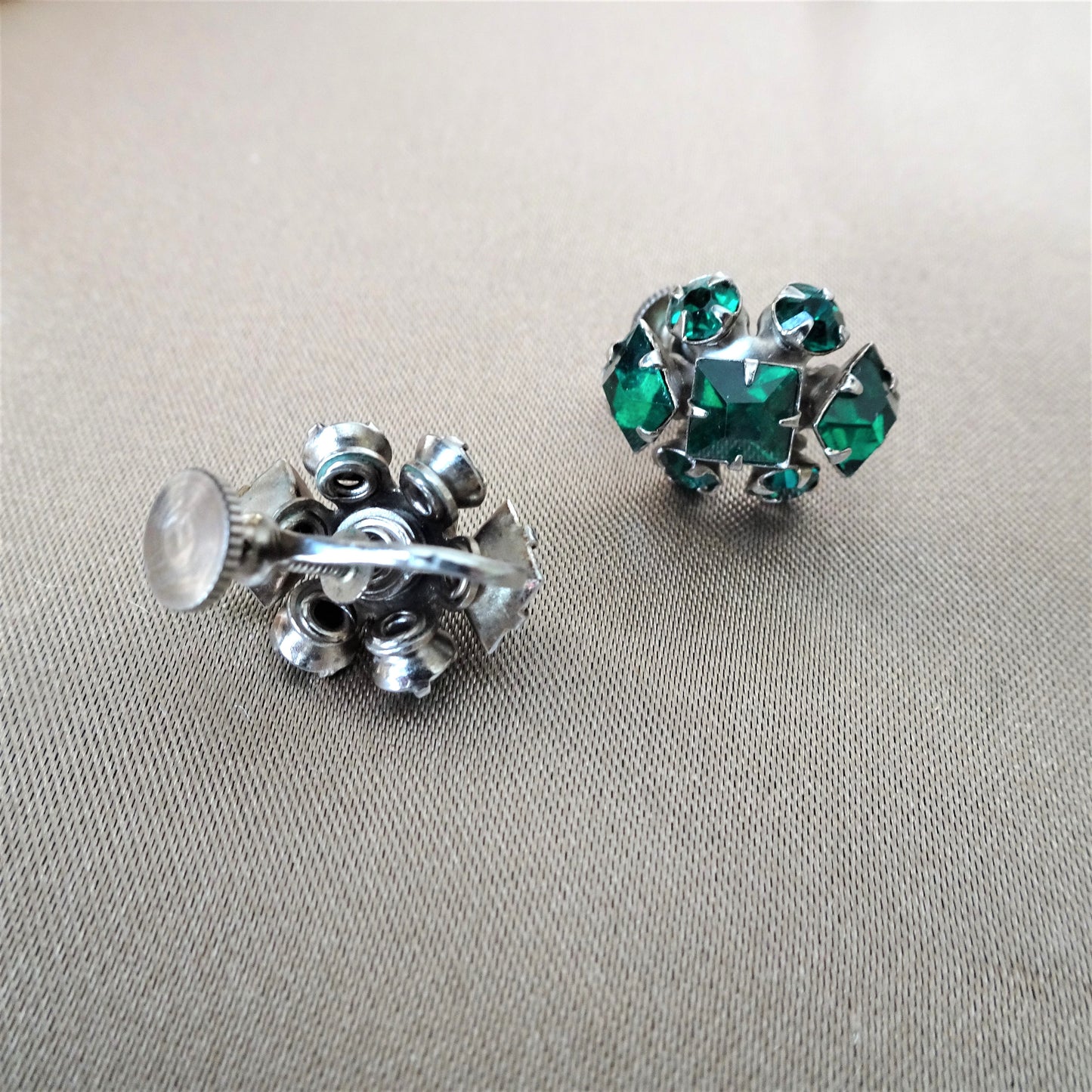 SPARKLING Vintage Glass Earrings, Emerald Green Glass Screw Back Earrings, Silver Tone Metal Earrings, Collectible Vintage Jewelry