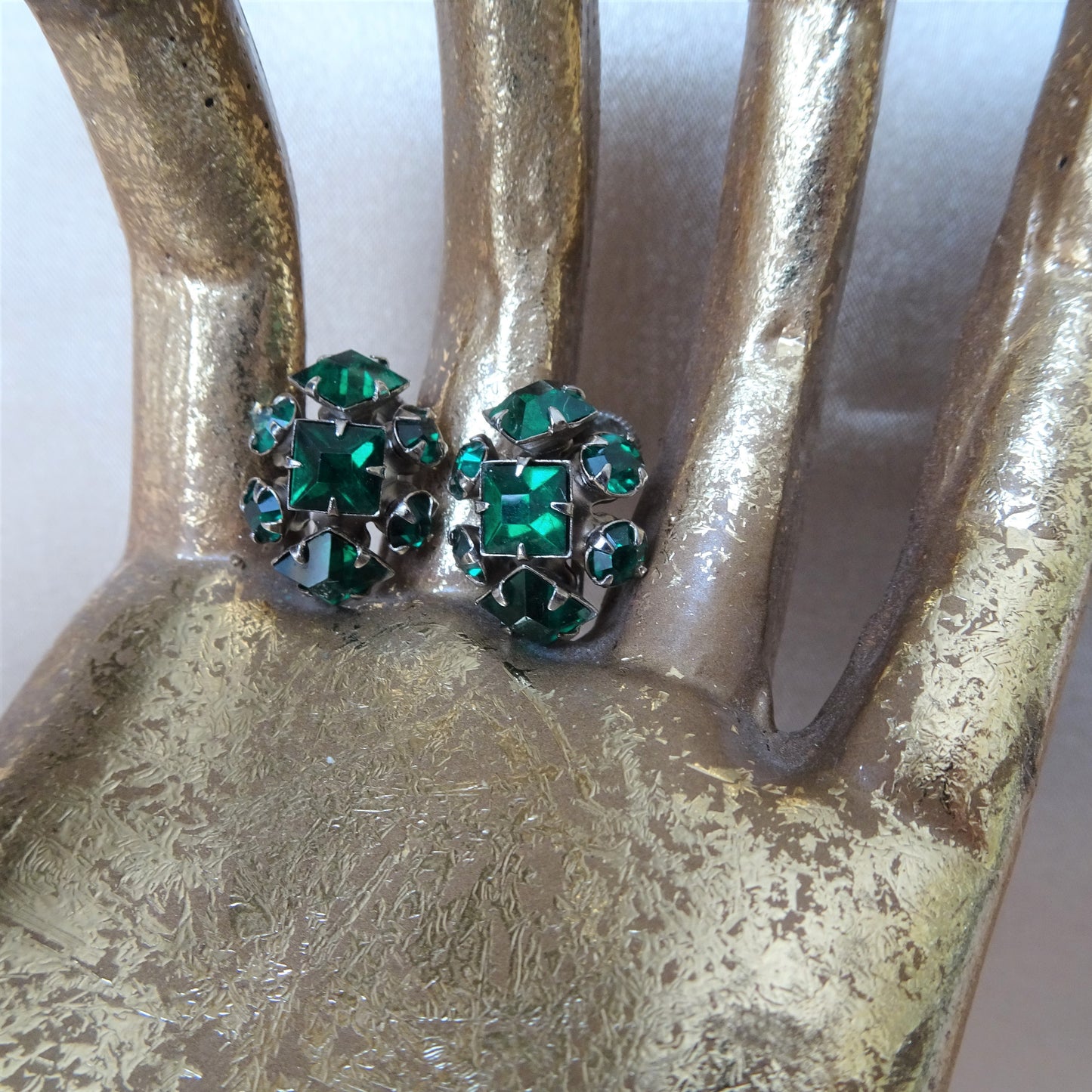 SPARKLING Vintage Glass Earrings, Emerald Green Glass Screw Back Earrings, Silver Tone Metal Earrings, Collectible Vintage Jewelry