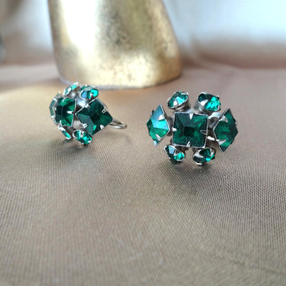 SPARKLING Vintage Glass Earrings, Emerald Green Glass Screw Back Earrings, Silver Tone Metal Earrings, Collectible Vintage Jewelry