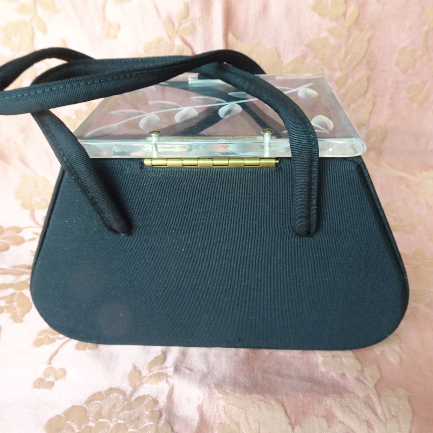 STUNNING 1940s Carved Lucite Lid Black Purse, Beautiful Design Shape, Fabulous Condition, Collectible Vintage Purses