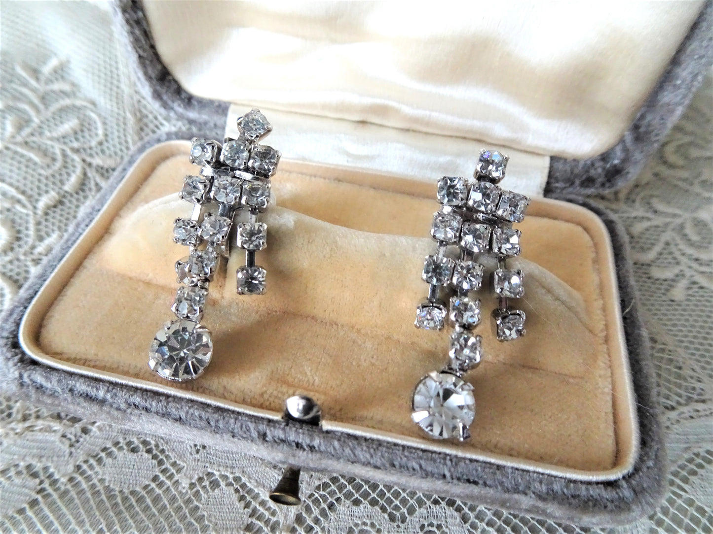 BEAUTIFUL Drop Earrings, Sparkling Glam Earrings ,Rhinestone Earrings,Dangle Earrings,Bridal,Collectible Vintage Jewelry