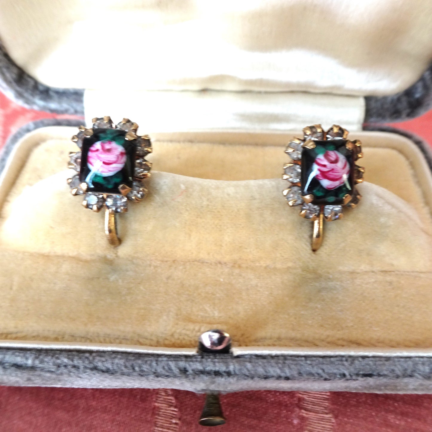 BEAUTIFUL Vintage Earrings, Pink Roses on Black Enamel Earrings, Sparkling Crystals, Screw Back Earrings, Collectible Vintage Jewelry