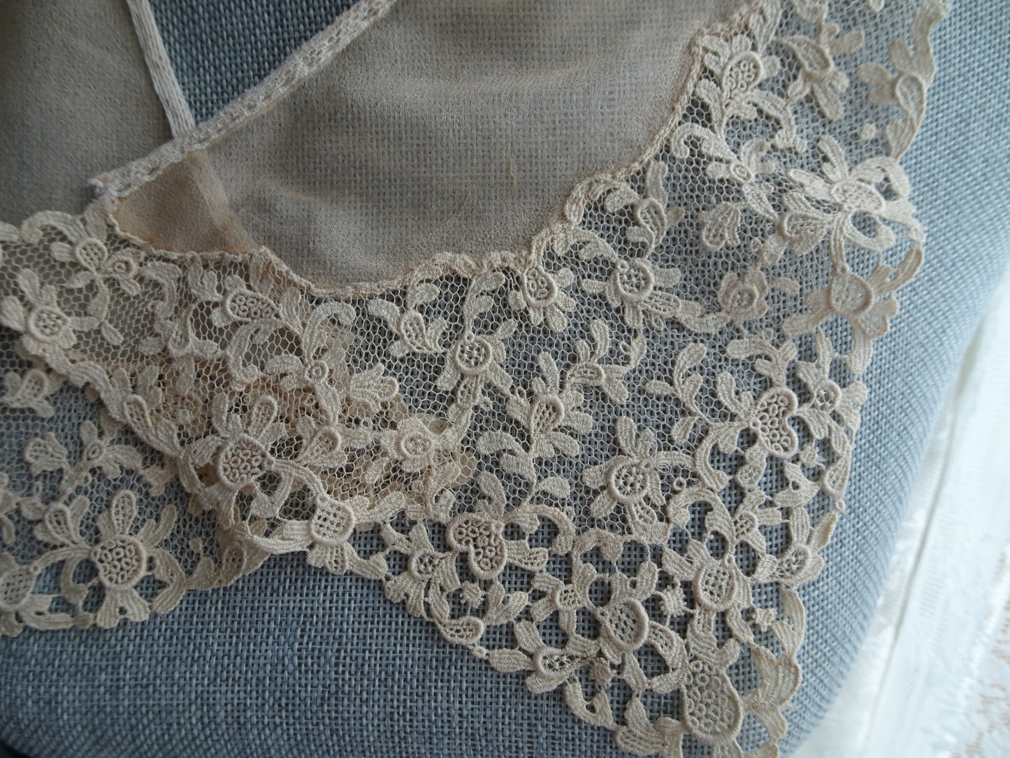 ANTIQUE French Lace Lovely Collar,Intricate Floral Netted Lace,Downton Abbey, Flapper Era, Bridal Gown Lace, Collectible Vintage Lace