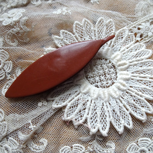LOVELY Vintage Tatting Shuttle, Beautiful Cinnamon Brown Color Celluloid, Use it or Display it, Collectible Needlework Lace Tools