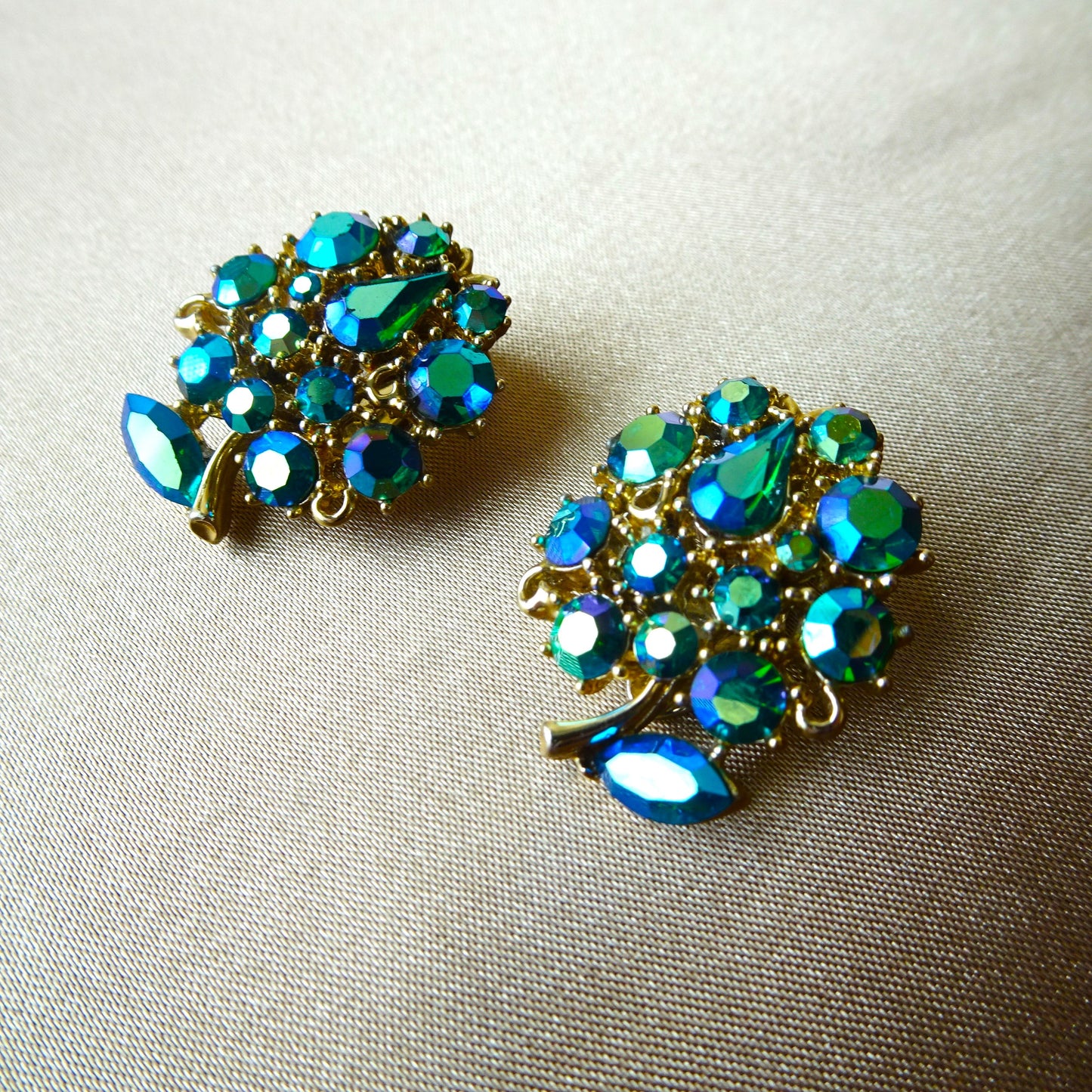 GORGEOUS Peacock Blue LISNER Earrings, Sparkling Faceted Glass Earrings, Clip On Earrings, Gold Tone Metal, Collectible Mid Century Earrings