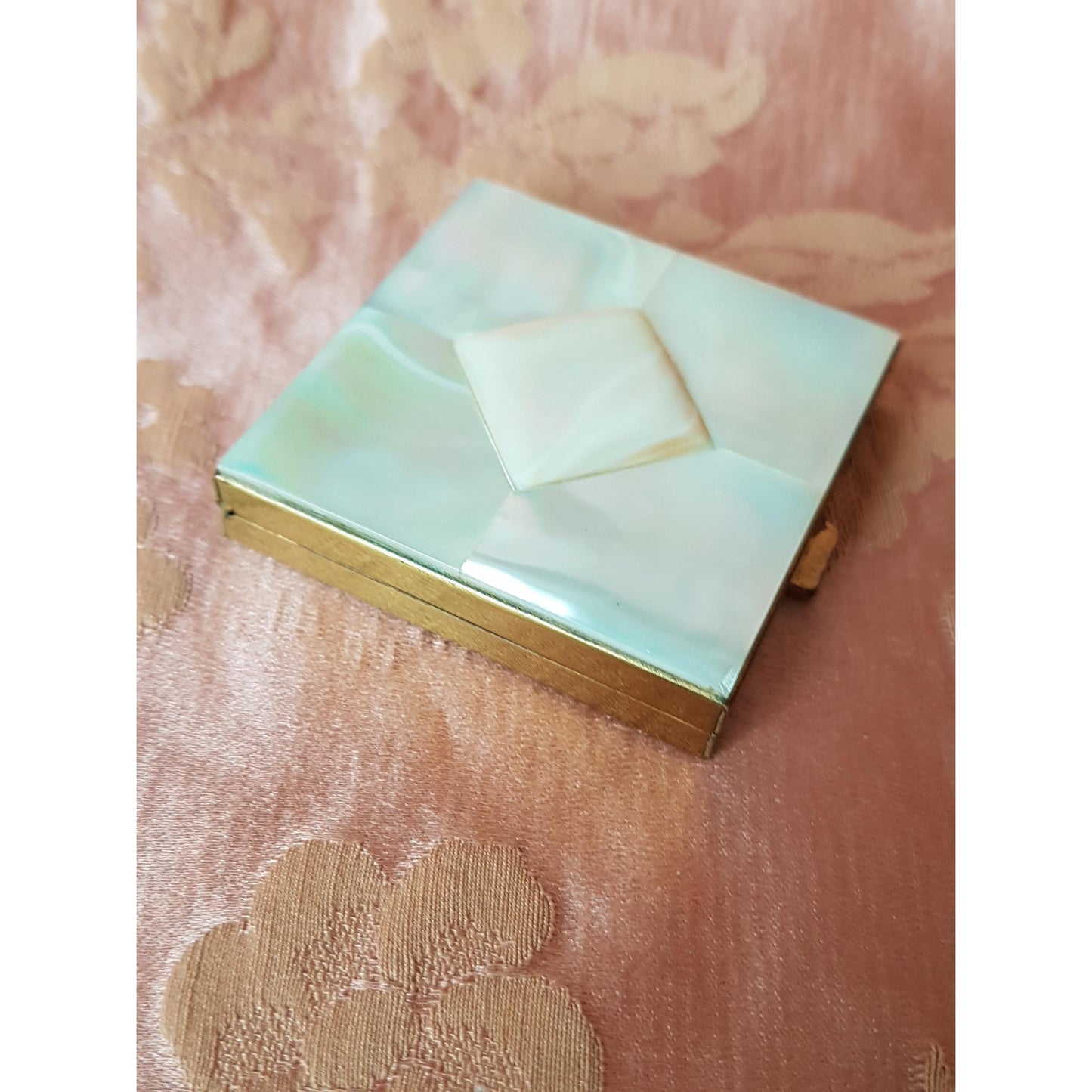 GORGEOUS Vintage Mother of Pearl Purse Compact, Lustrous Mother Of Pearl,Vintage Powder Compact, Vanity Display,Collectible Compacts