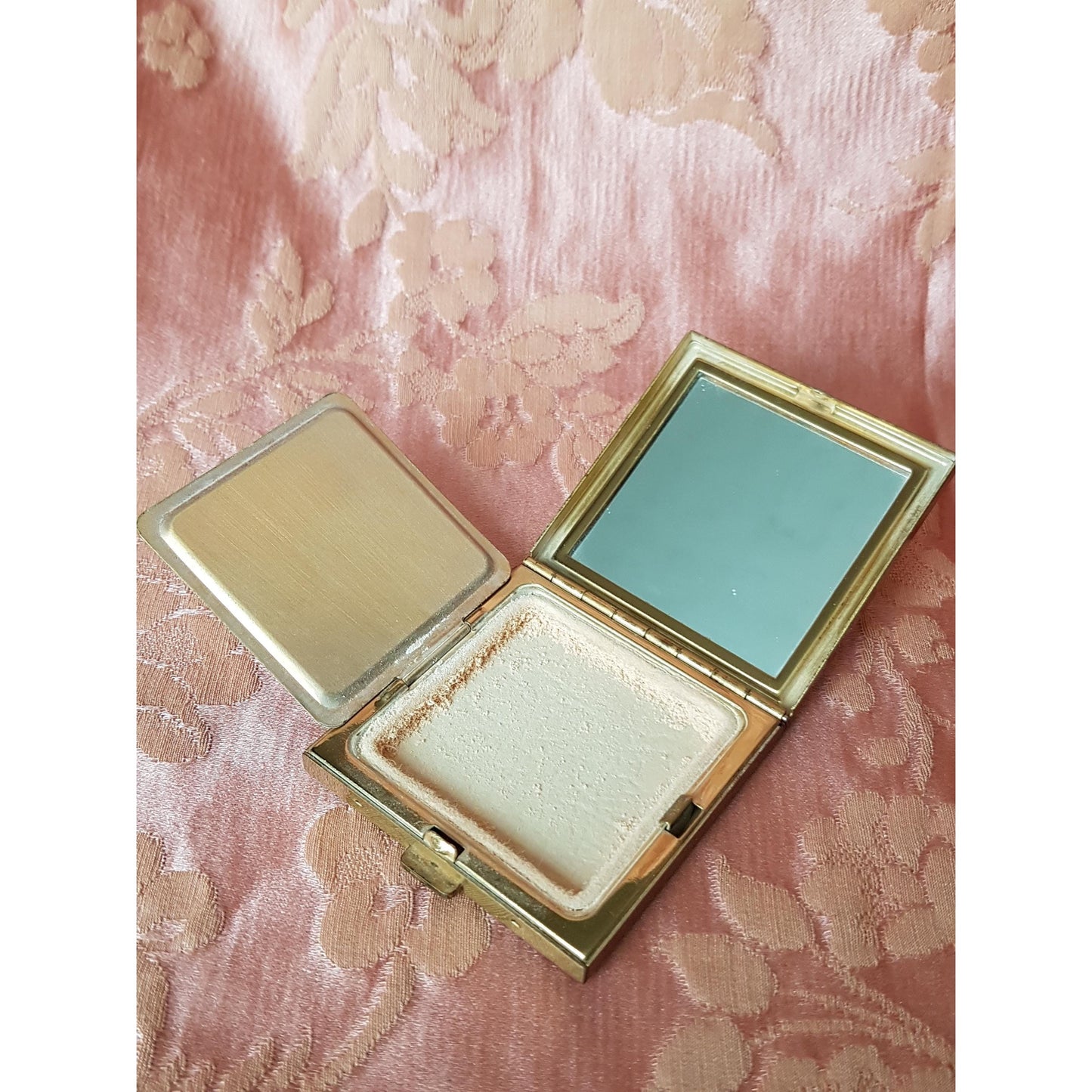 GORGEOUS Vintage Mother of Pearl Purse Compact, Lustrous Mother Of Pearl,Vintage Powder Compact, Vanity Display,Collectible Compacts