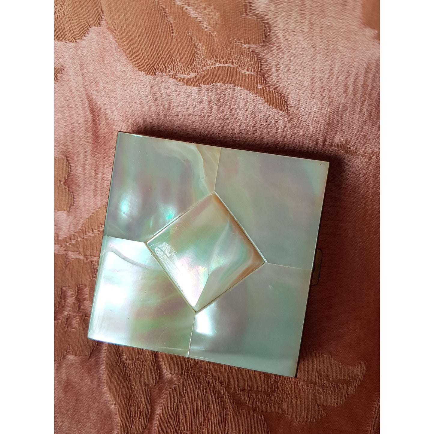 GORGEOUS Vintage Mother of Pearl Purse Compact, Lustrous Mother Of Pearl,Vintage Powder Compact, Vanity Display,Collectible Compacts