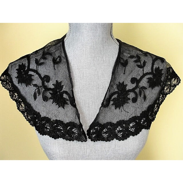 LOVELY Antique Black Lace Cape Collar,Victorian Mourning Lace, French Lace,Vintage Clothing,Collectible Lace