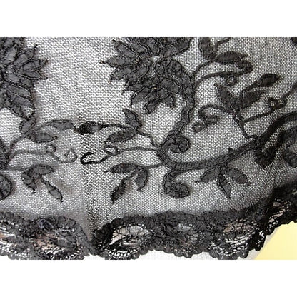 LOVELY Antique Black Lace Cape Collar,Victorian Mourning Lace, French Lace,Vintage Clothing,Collectible Lace