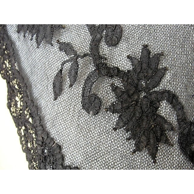 LOVELY Antique Black Lace Cape Collar,Victorian Mourning Lace, French Lace,Vintage Clothing,Collectible Lace
