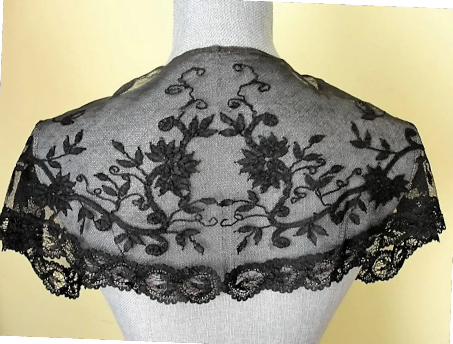 LOVELY Antique Black Lace Cape Collar,Victorian Mourning Lace, French Lace,Vintage Clothing,Collectible Lace