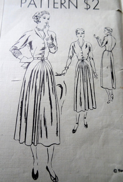 1940s BEAUTIFUL Dress Pattern VOGUE Couturier Design 410 Flattering Radiating Unpressed Pleats In Front, Bust 30 Vintage Sewing Pattern